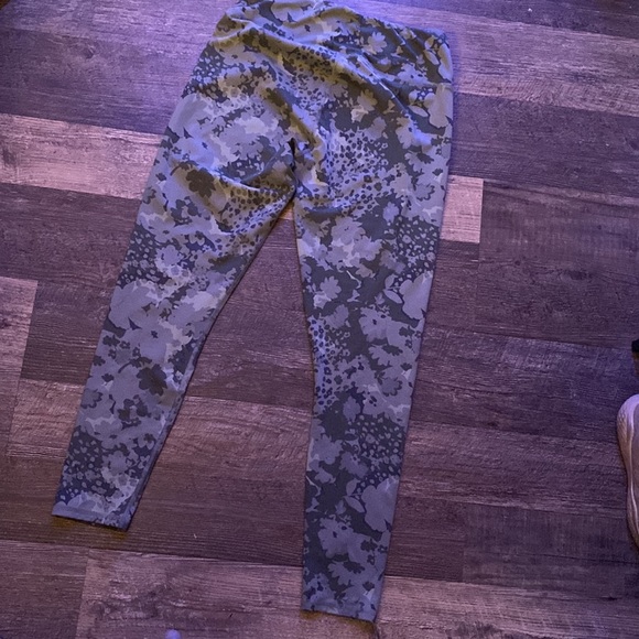 Cute Green print leggings ⚠️Cleaning out my closet⚠️ CHECK MY PAGE 4 GOO - Picture 2 of 5